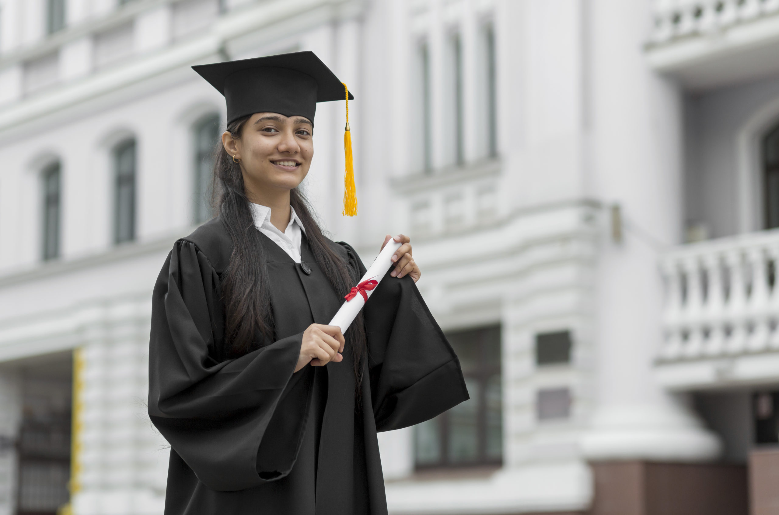 Университет исследования. Выпускник держит диплом. Scholarship. MBA study. Рука держит диплом.