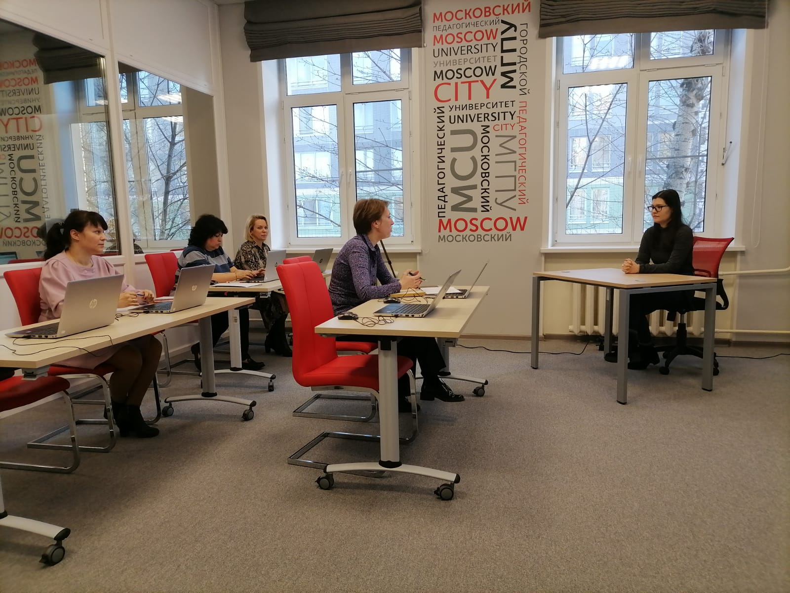 Студенты проходят собеседование с руководителями московских школ