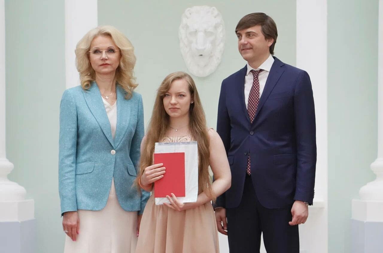 Татьяна Голикова и Сергей Кравцов вручили красные дипломы будущим педагогам