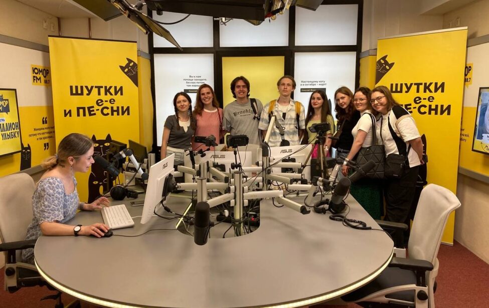 Студенты-журналисты записали джингл на «Юмор FM»